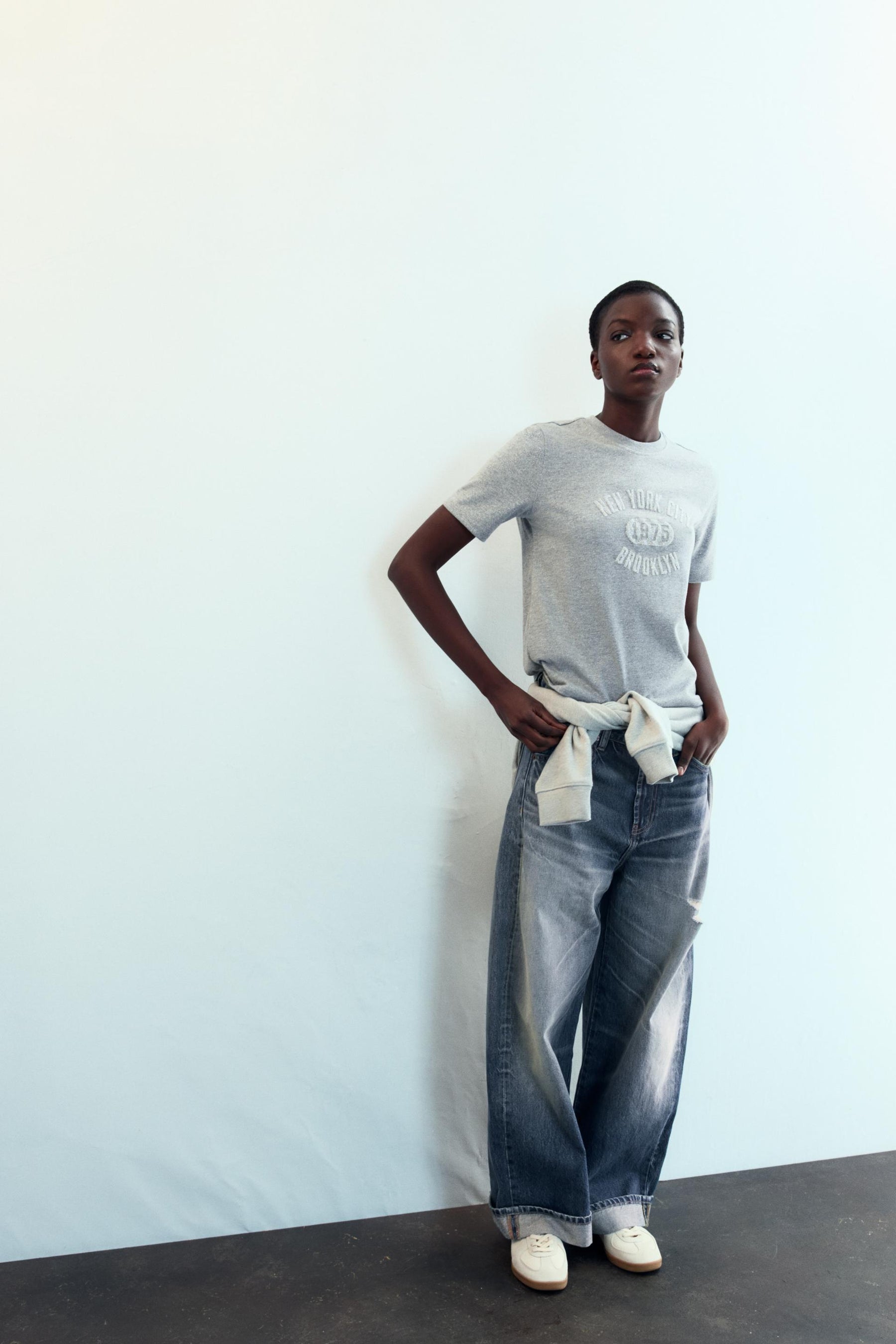 T-SHIRT MIT SCHIMMERTEXT