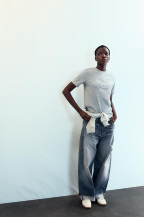 T-SHIRT MIT SCHIMMERTEXT