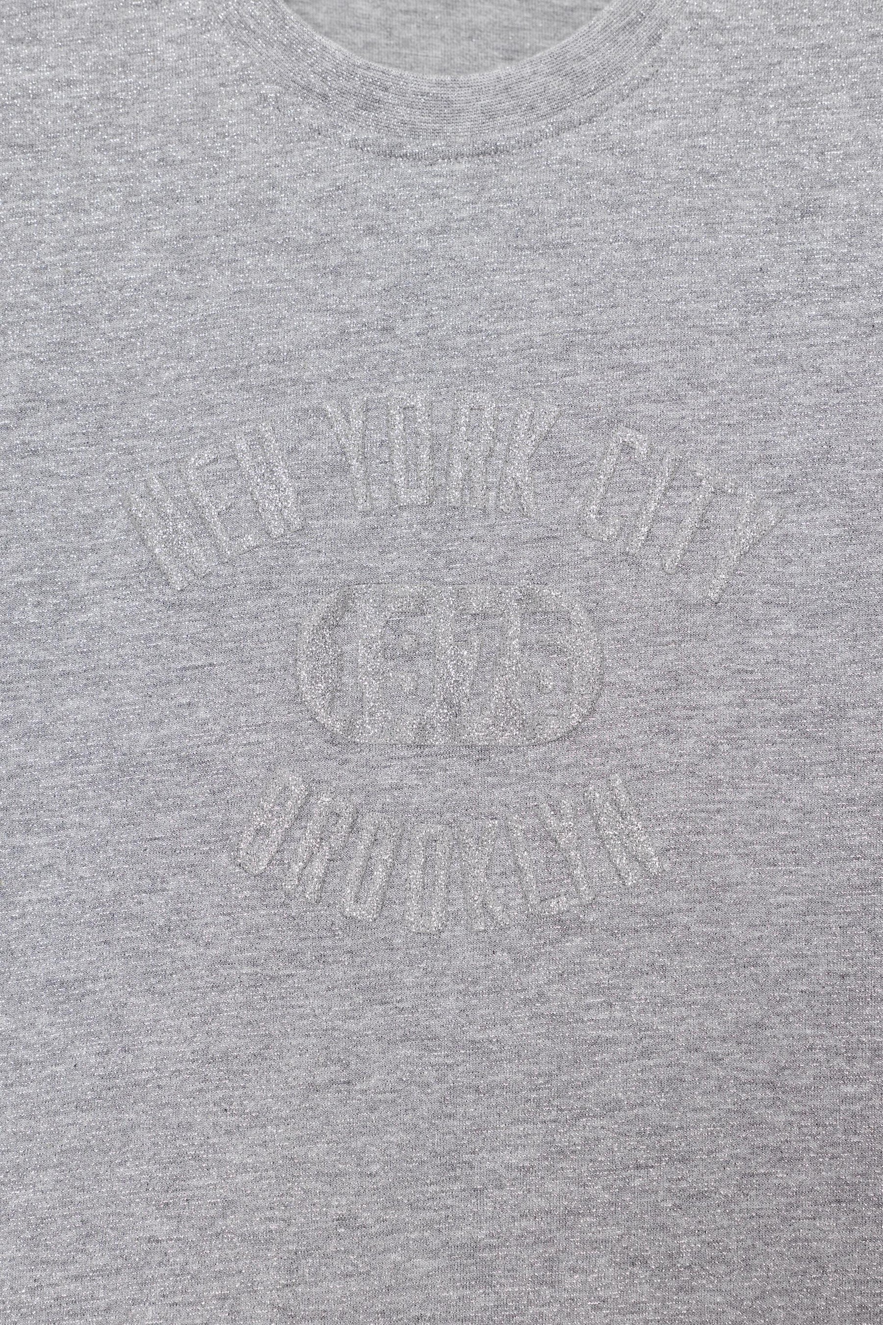 T-SHIRT MIT SCHIMMERTEXT