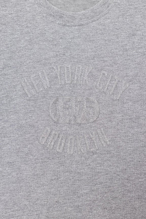 T-SHIRT MIT SCHIMMERTEXT