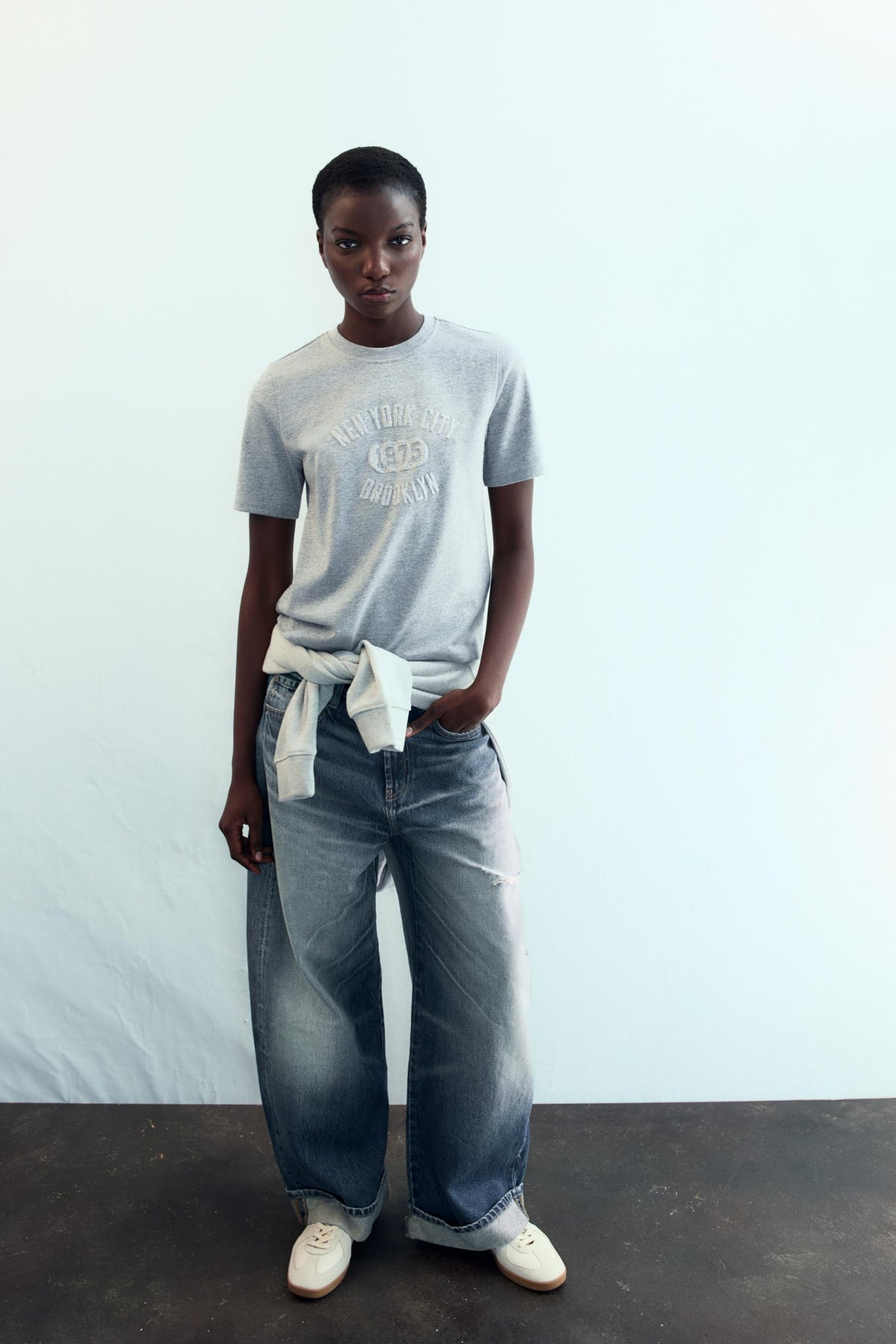 T-SHIRT MIT SCHIMMERTEXT