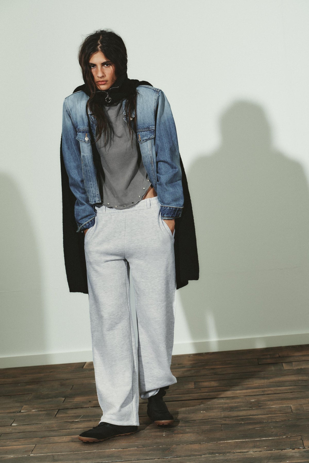 Nietenbesetztes, verwaschenes T-Shirt