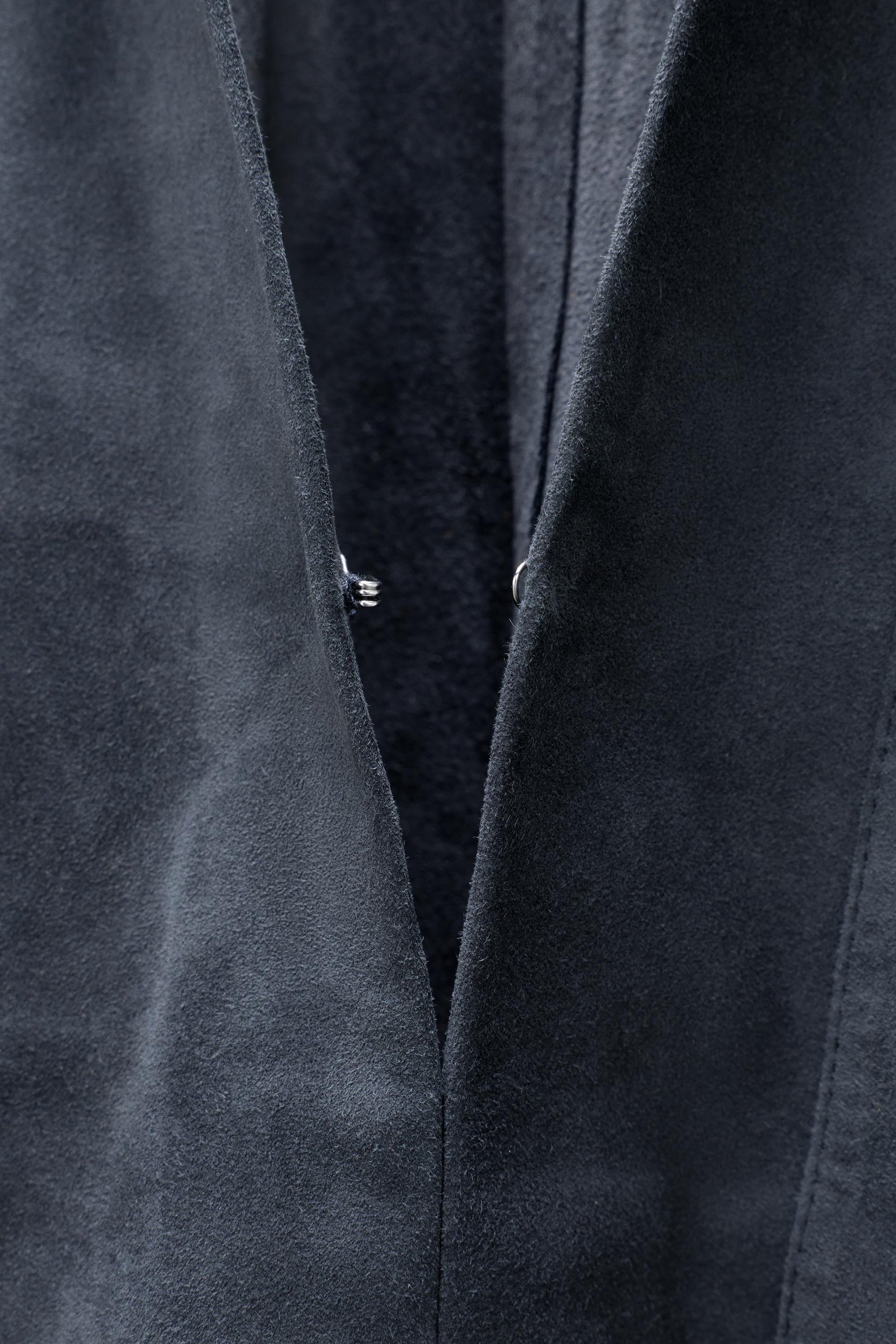 Hemd mit Wildledertasche