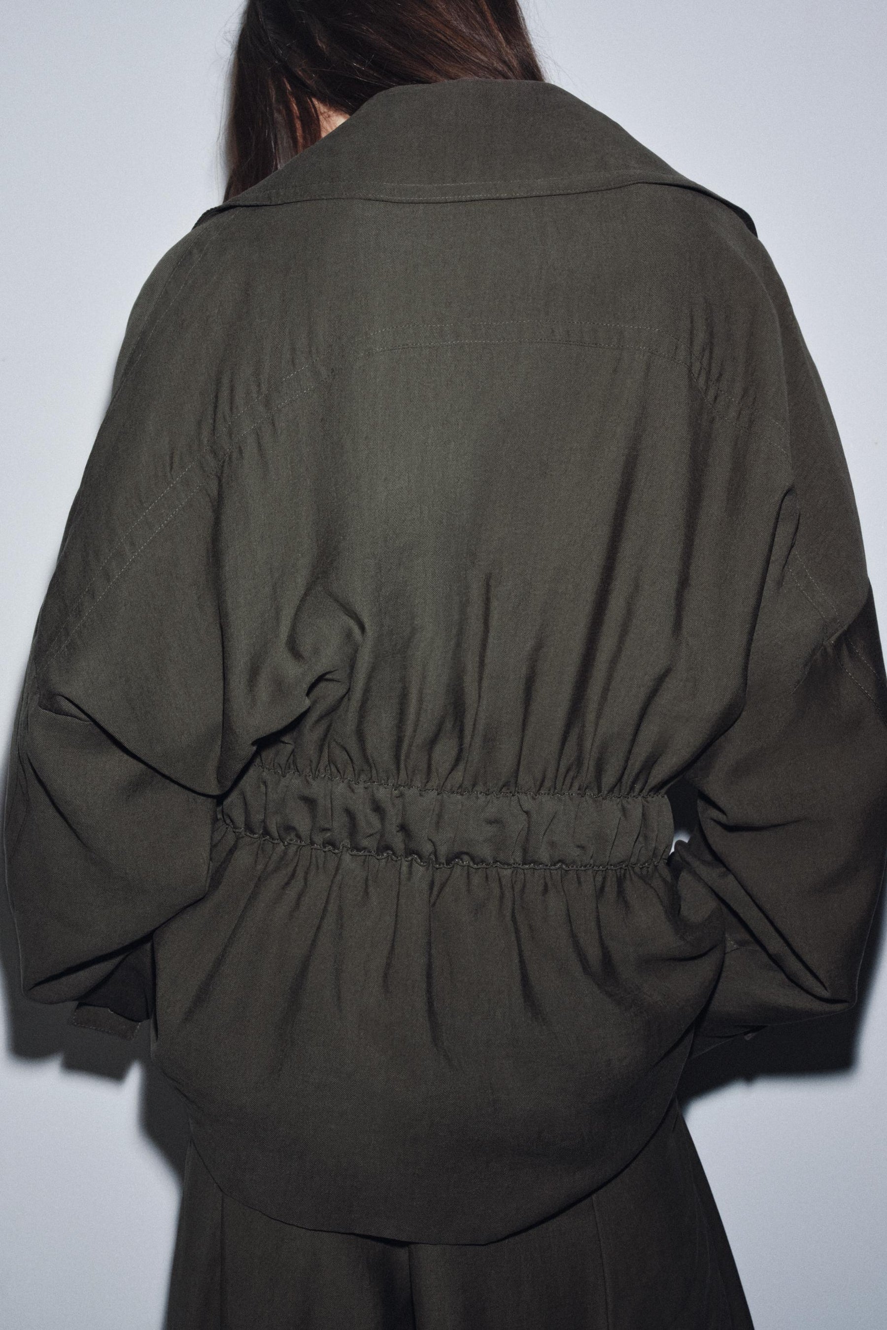 fließende Jacke mit Gürtel