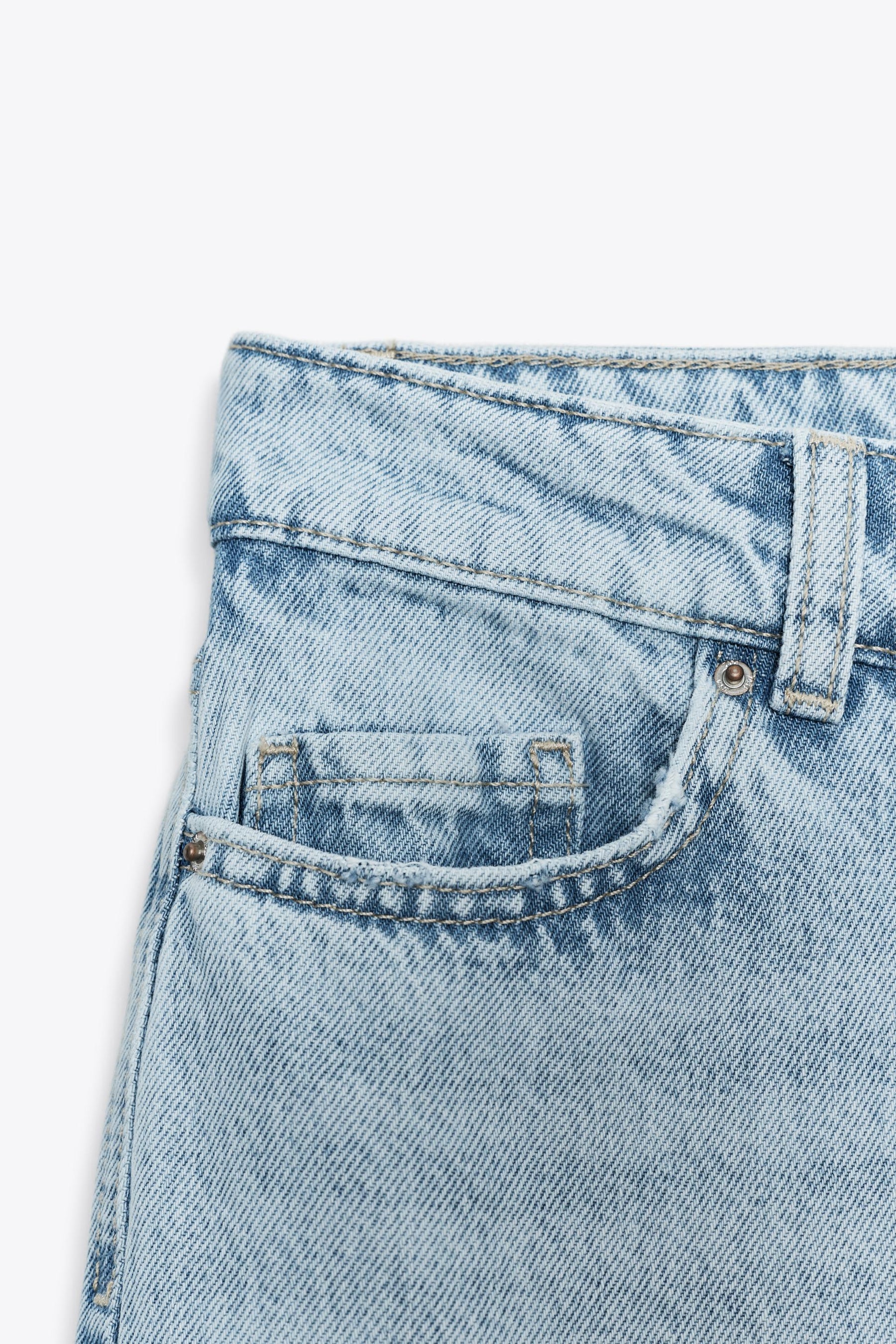 Gerade geschnittene, mittelhohe Jeans in voller Länge