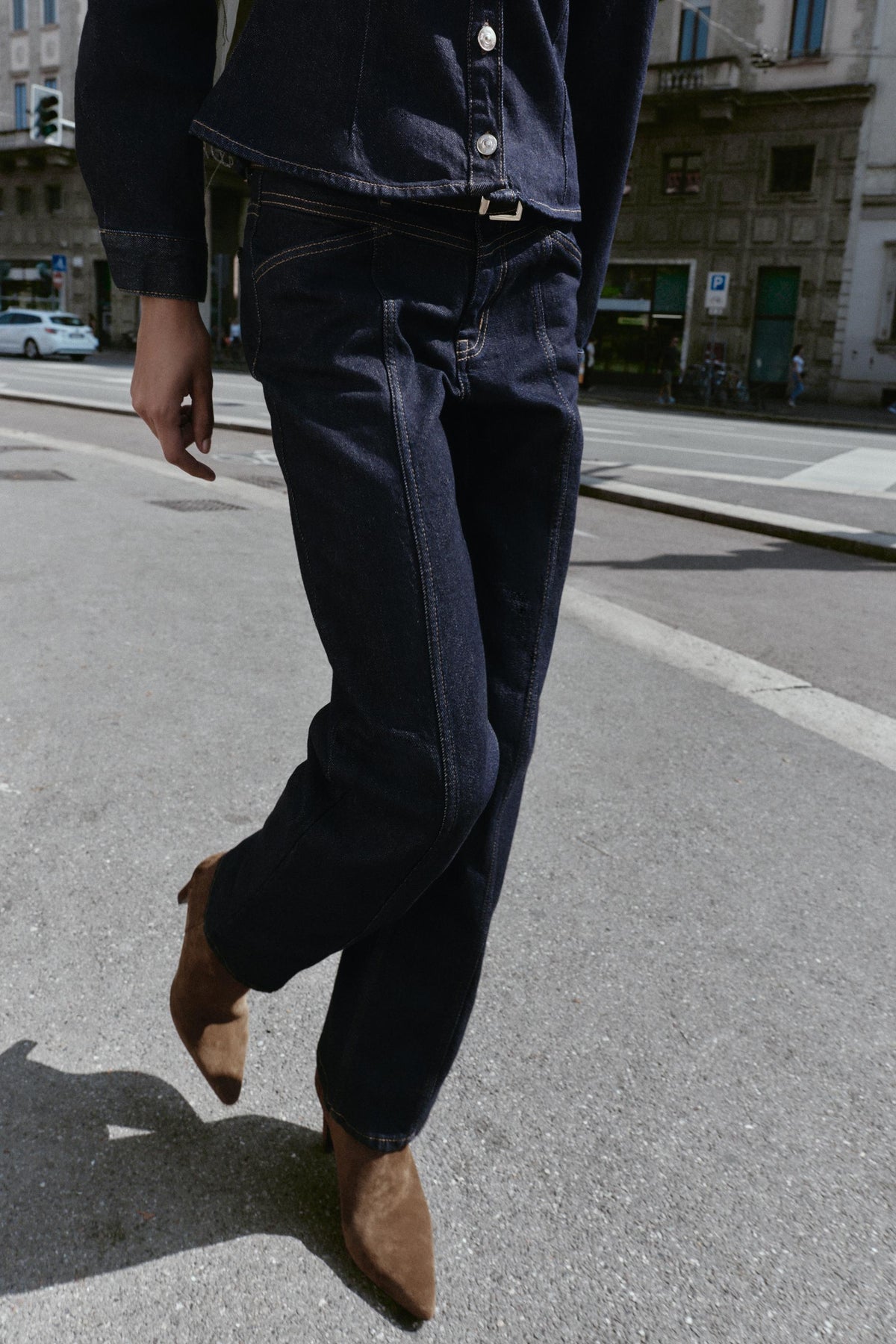 Schmal geschnittene Jeans mit Gürtel und mittelhohem Bund