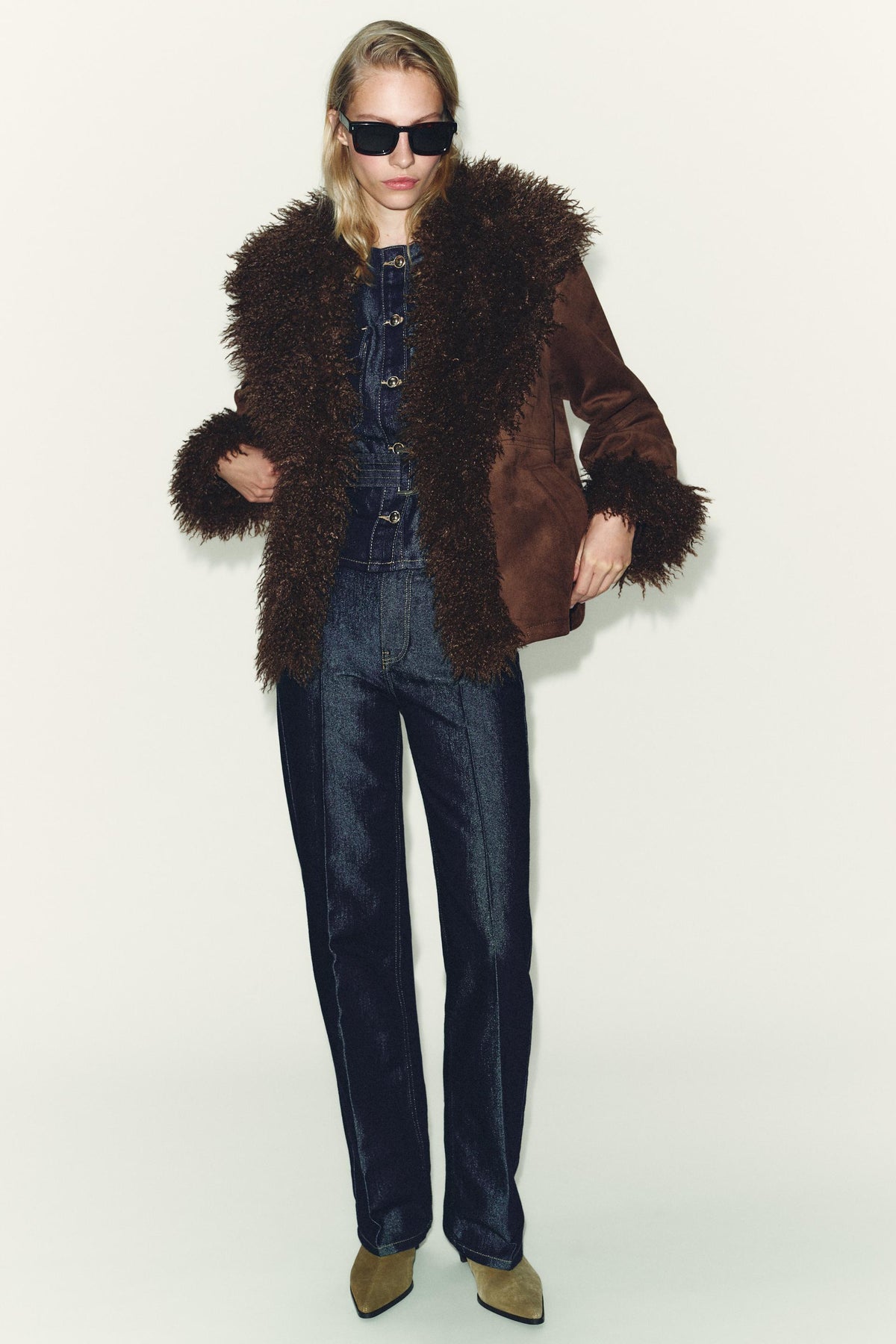 Gerade geschnittene, mittelhohe Jeans mit Bügelfalten.