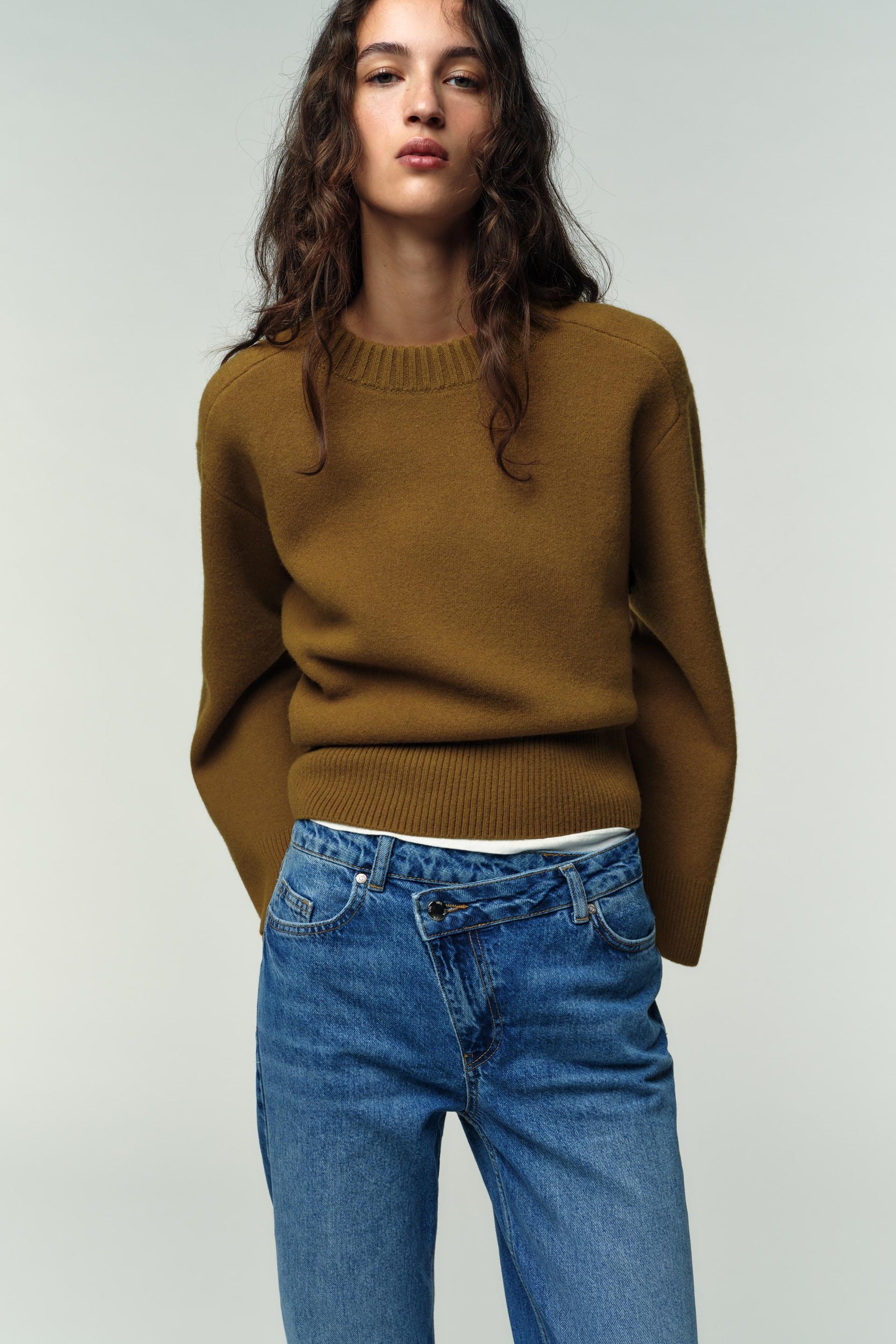 Gerade geschnittenes, hochtailliertes Kleid in voller Länge