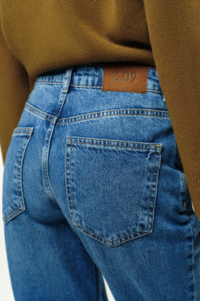 Gerade geschnittenes, hochtailliertes Kleid in voller Länge