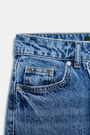 Gerade geschnittenes, hochtailliertes Kleid in voller Länge