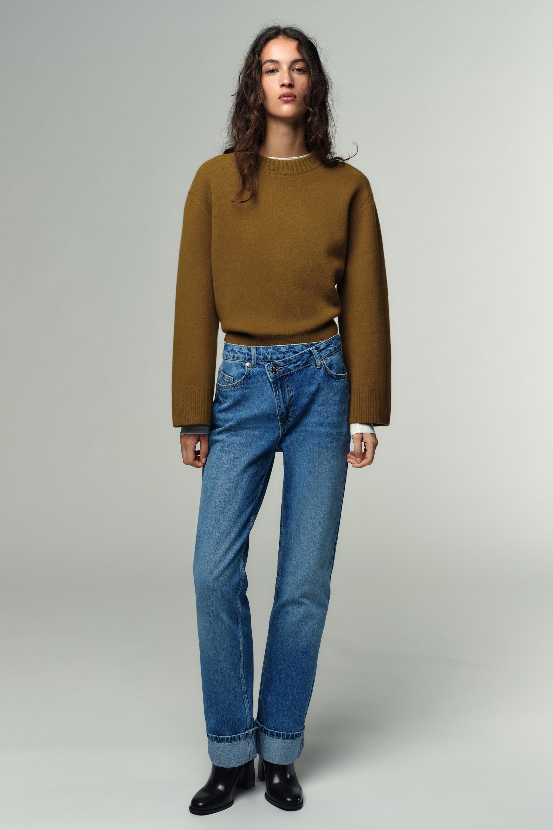 Gerade geschnittenes, hochtailliertes Kleid in voller Länge