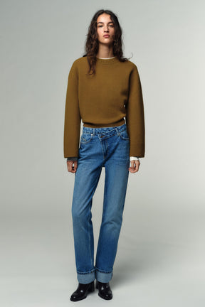 Gerade geschnittenes, hochtailliertes Kleid in voller Länge