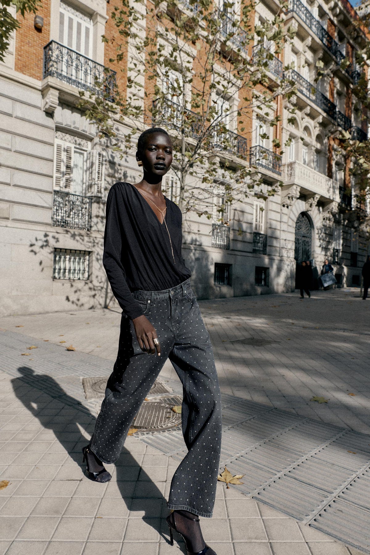 Glänzende, hochgeschnittene Straight-Jeans