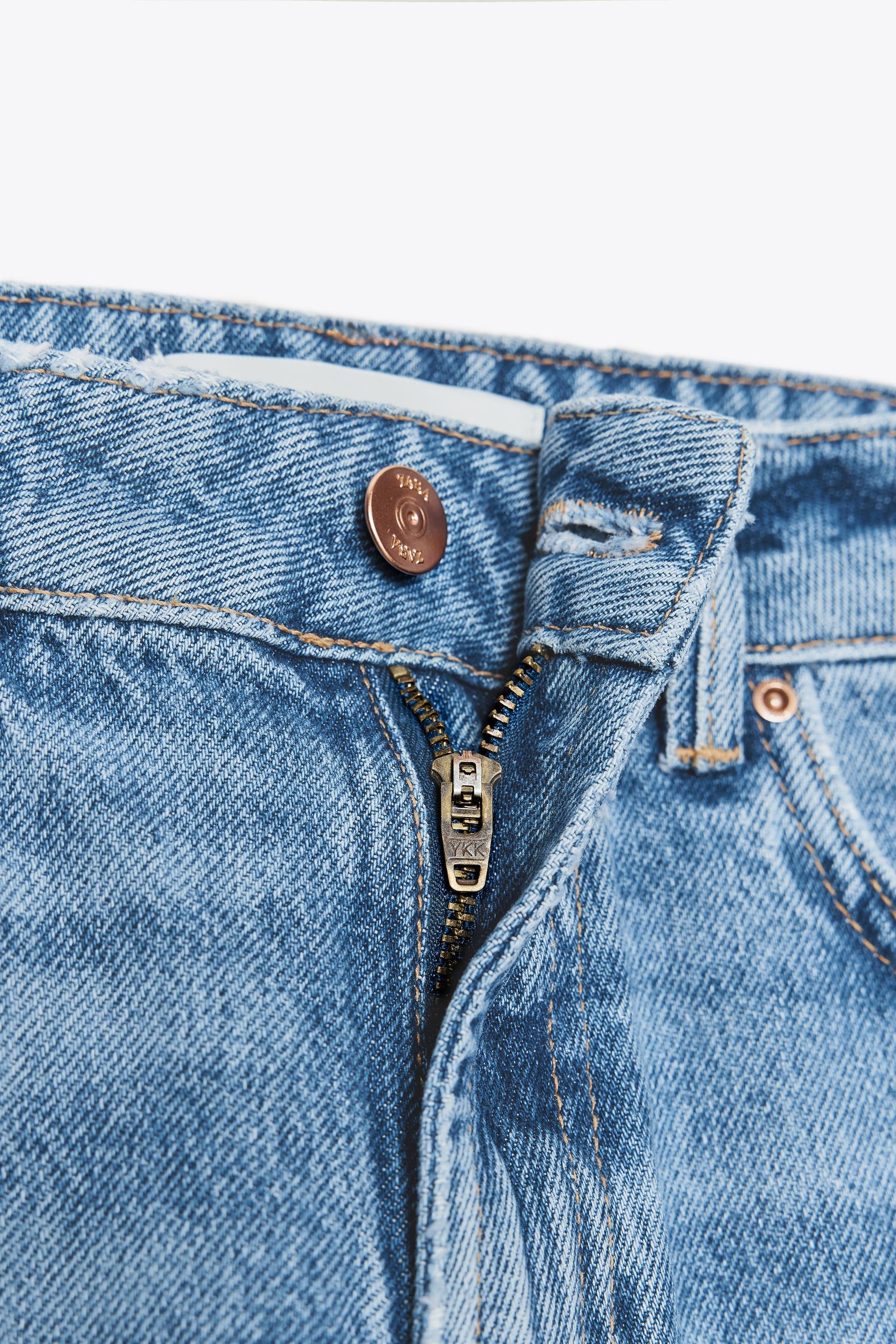 Gerade geschnittene, hochgeschnittene Jeans mit Gürtel