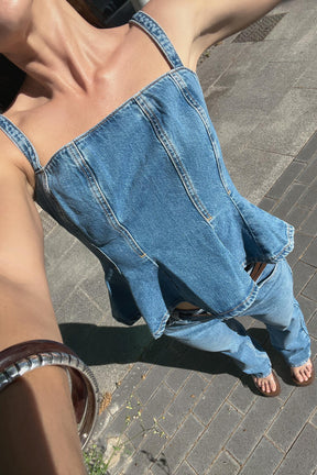 Gerade geschnittene, hochgeschnittene Jeans mit Gürtel