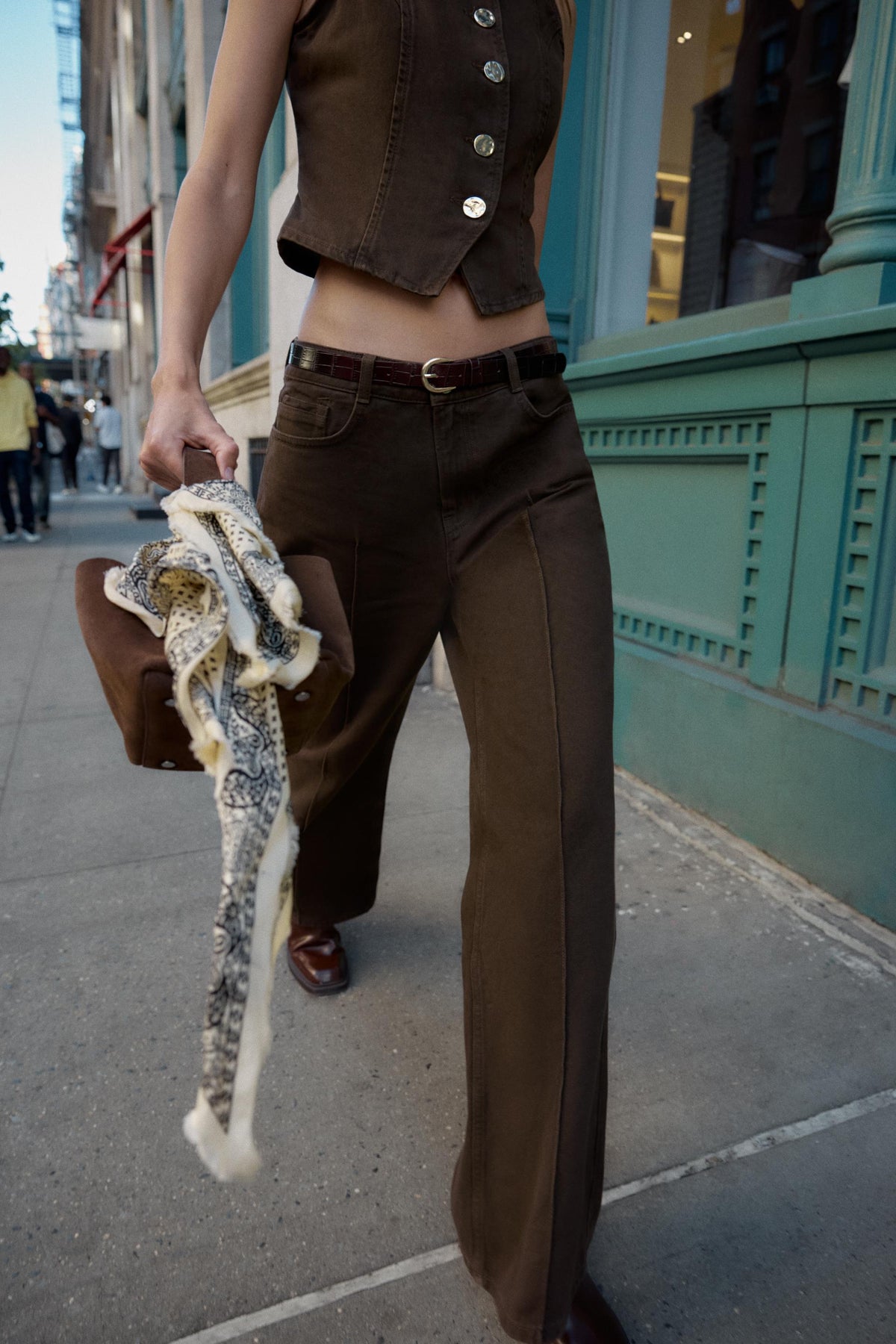 Hochgeschnittene Jeans mit Gürtel