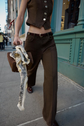 Hochgeschnittene Jeans mit Gürtel