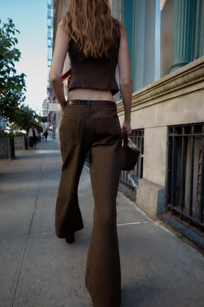 Hochgeschnittene Jeans mit Gürtel