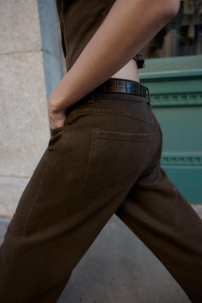 Hochgeschnittene Jeans mit Gürtel