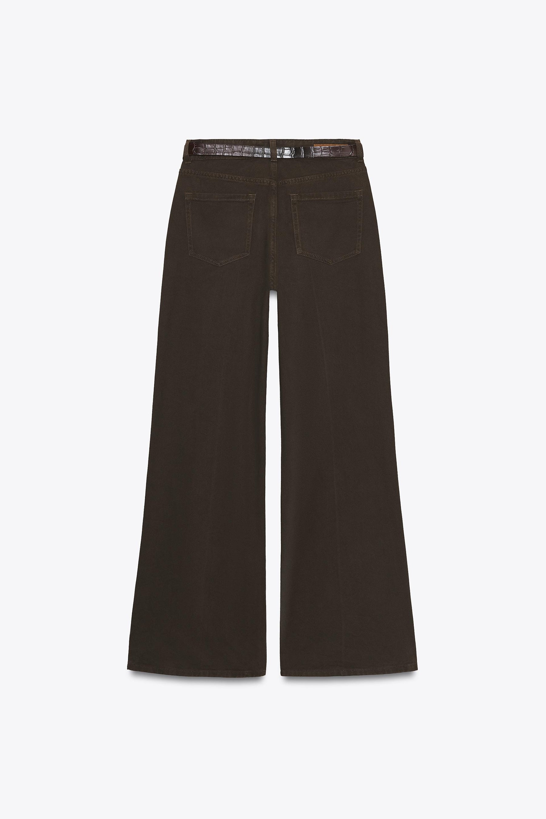 Hochgeschnittene Jeans mit Gürtel