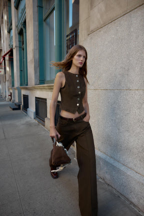 Hochgeschnittene Jeans mit Gürtel