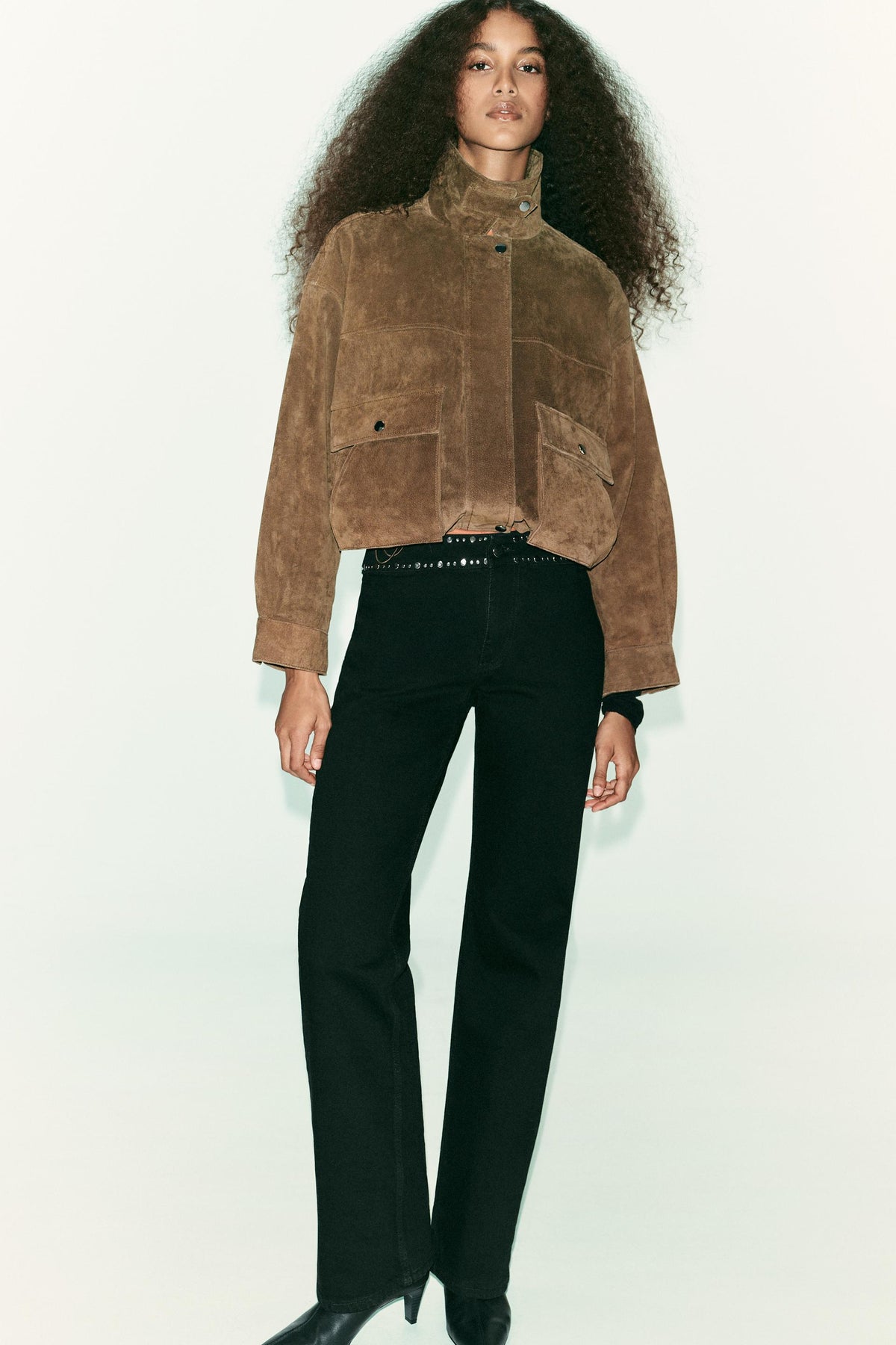 Hochgeschnittene, mit Nieten besetzte Jeans