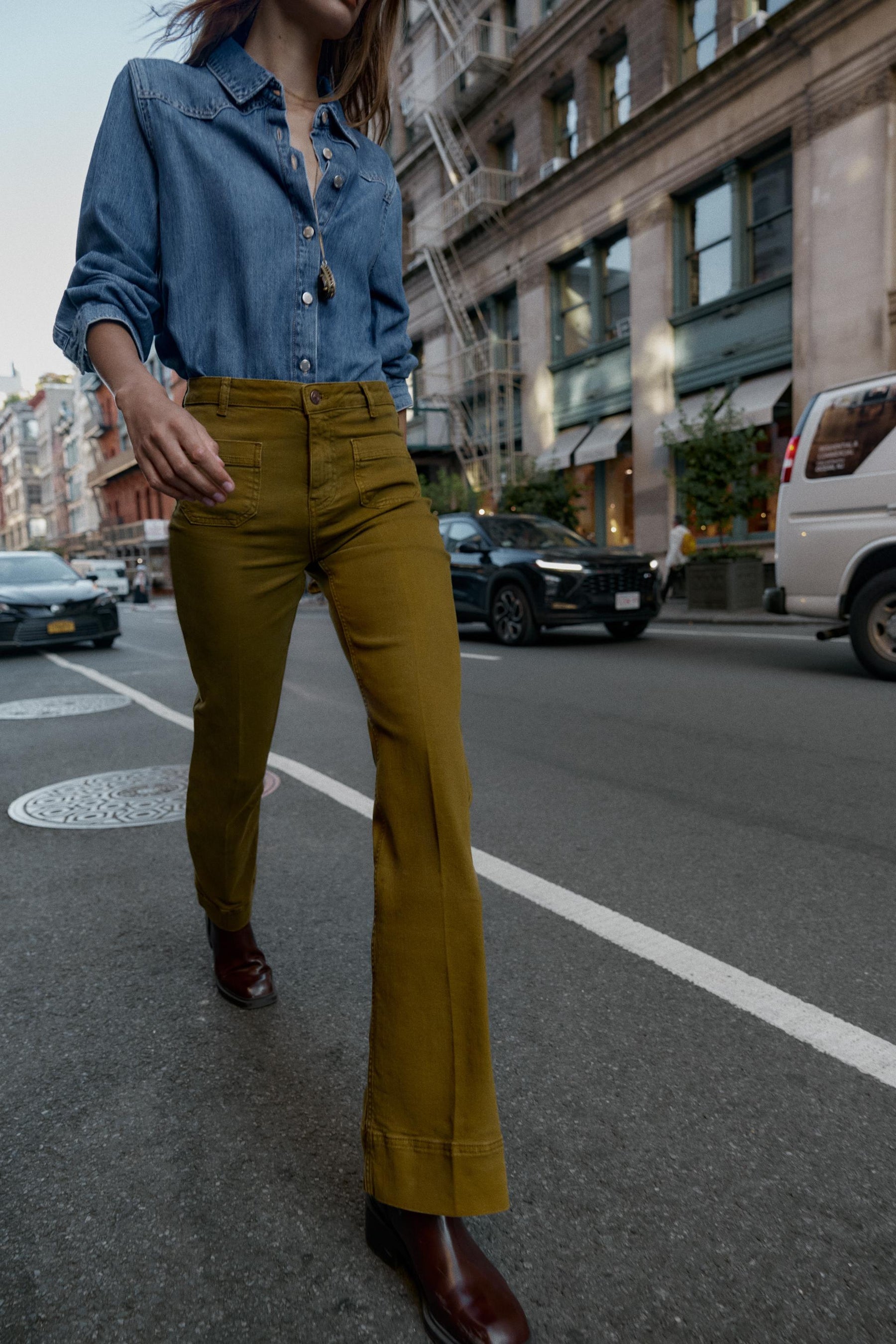 Jeans mit hohem Bund und Taschen