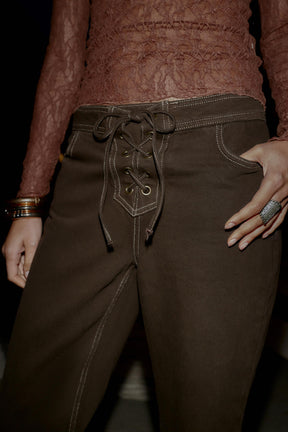 Hochgeschnittene Jeans mit Schnürung