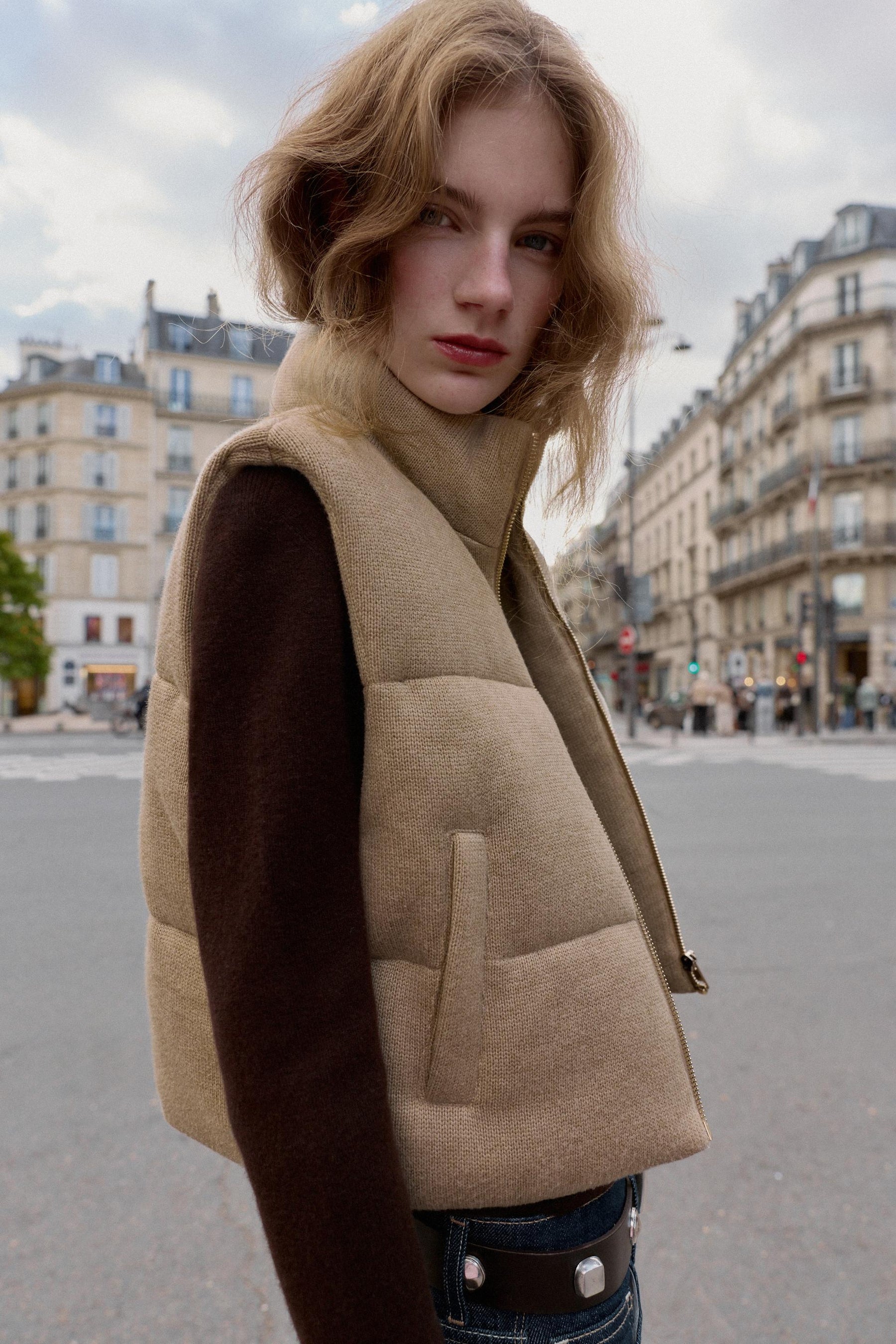 SHORT KNITTED PUFFER GILET - Image 4