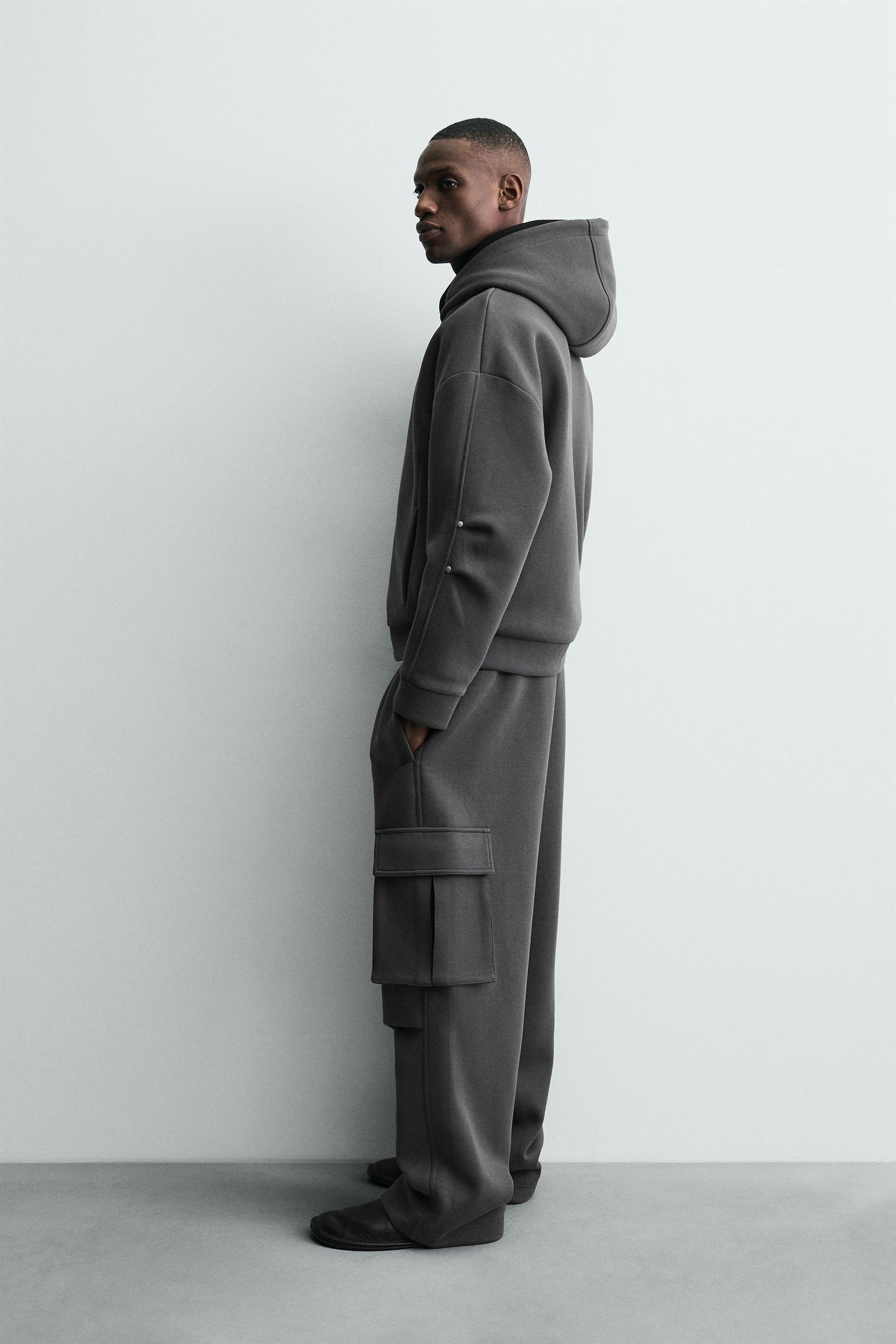 NEOPRENE-EFFECT PLEATED CARGO TROUSERS - Image 4