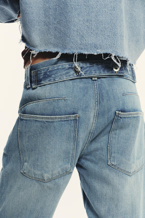 Gerade geschnittene Jeans mit mittelhohem Bund und Gürtel