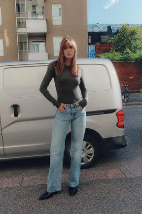 Jeans mit weitem Bein und mittelhohem Bund