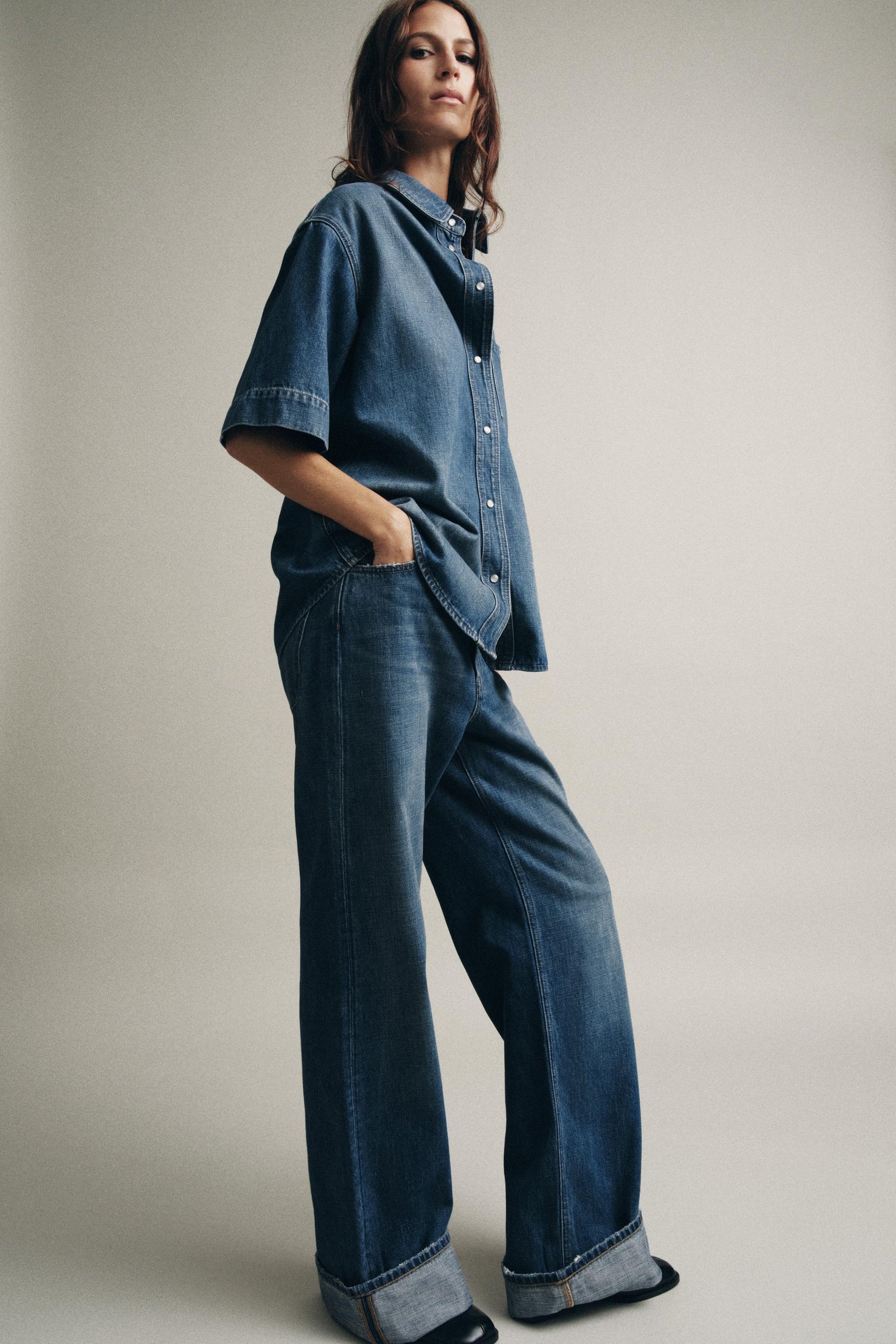 Jeans mit mittelhohem Bund und umgeschlagenem Saum