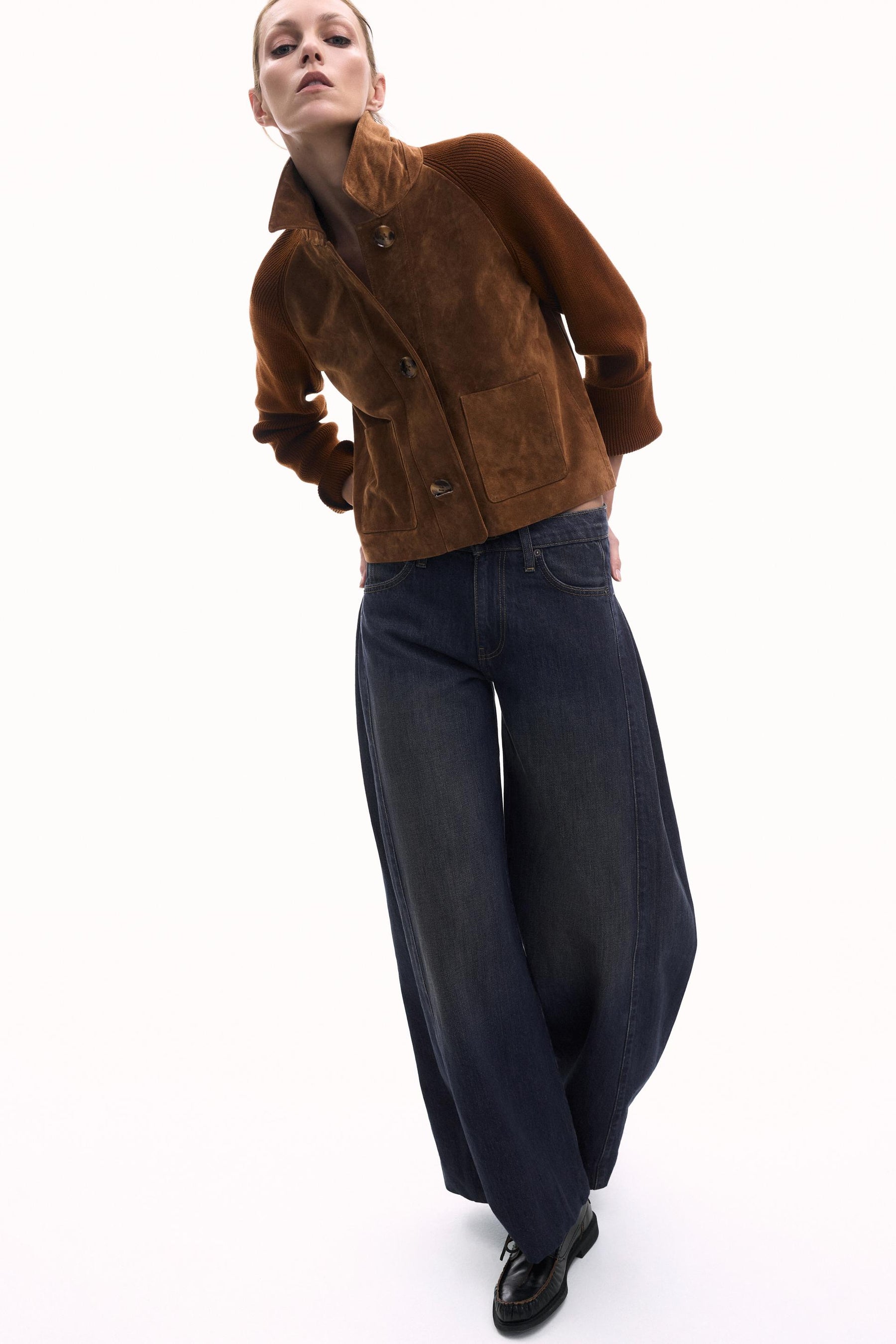 Jeans mit mittelhohem Bund, weitem Bein und Falten