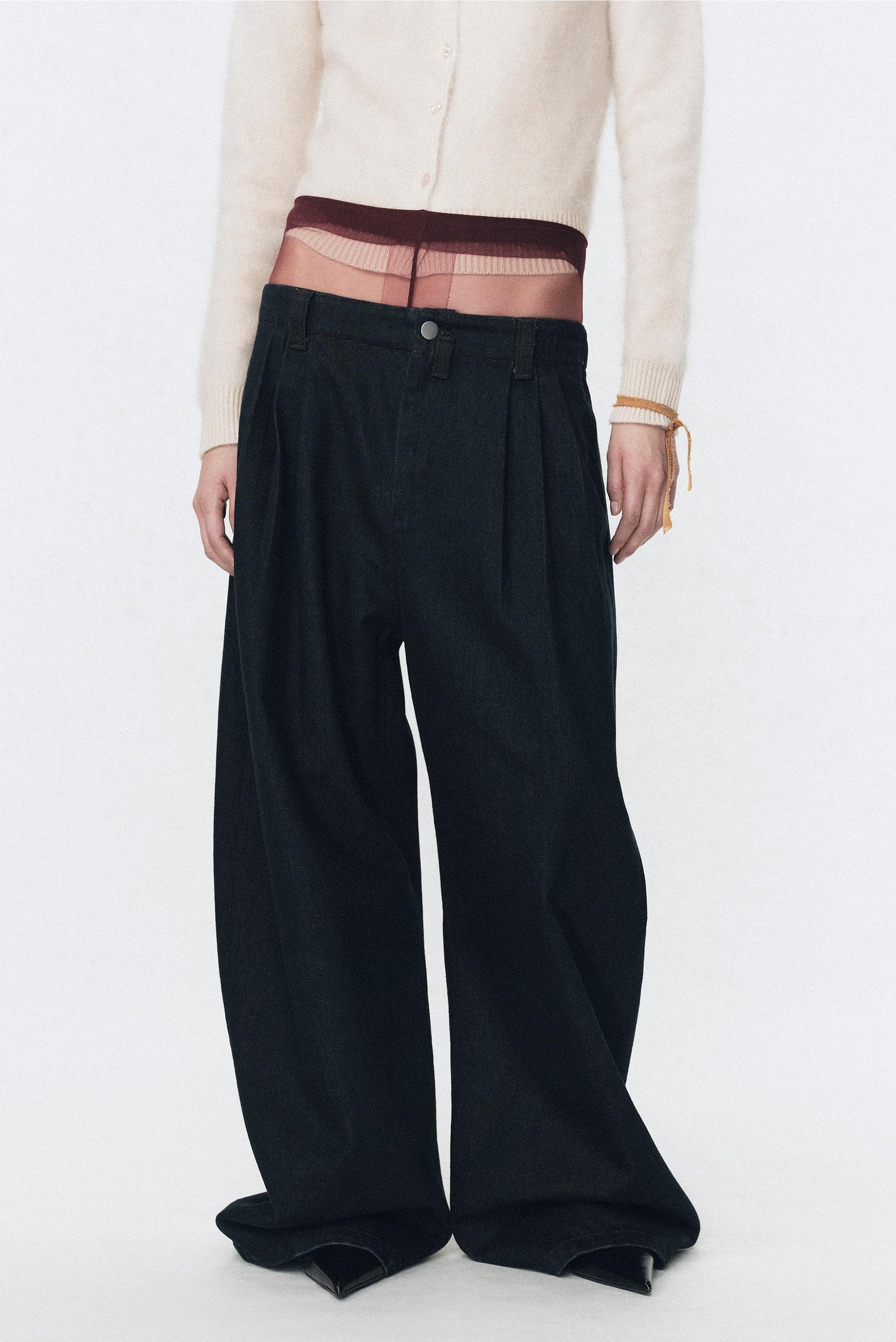 Weite Jeans mit Abnähern