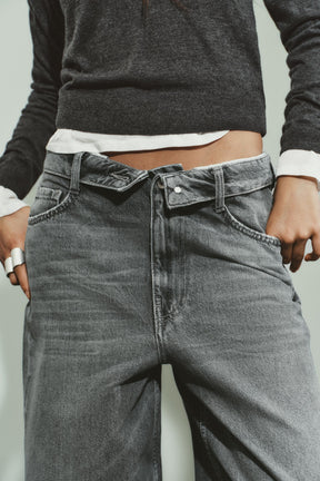 Jeans mit umgeschlagenem Bund und mittelhohem Bund