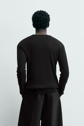LIMITED EDITION WOOL V-NECK JUMPER - Image 3