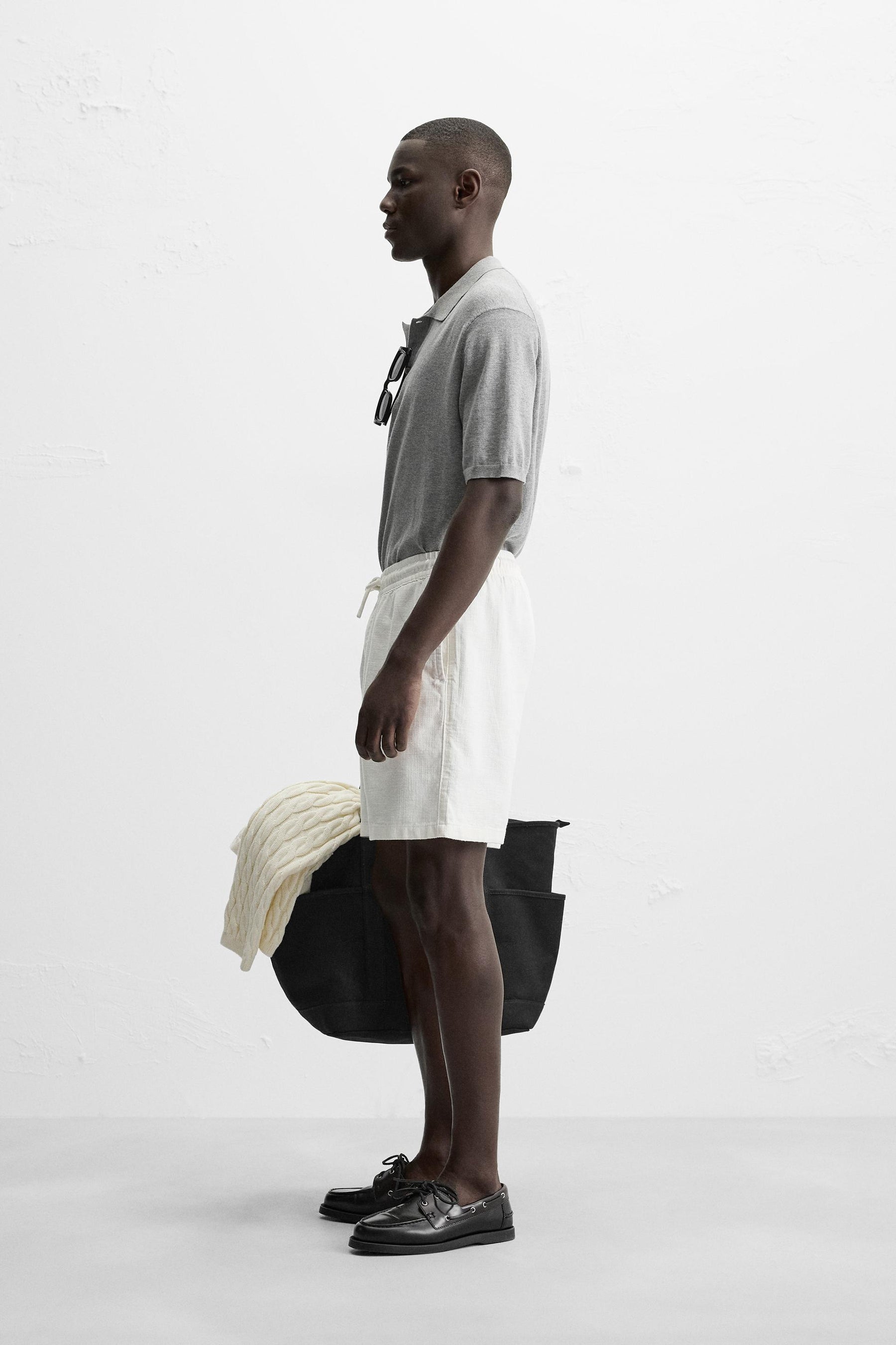 TEXTURED REGULAR FIT BERMUDA SHORTS - Image 4