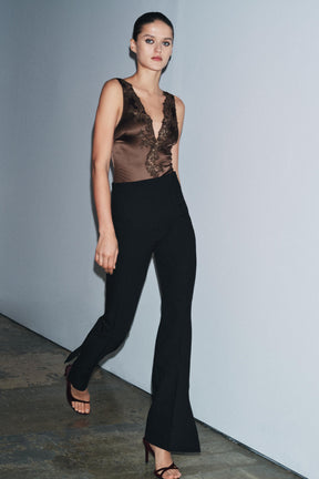 Schlaghosen mit Schlitzen