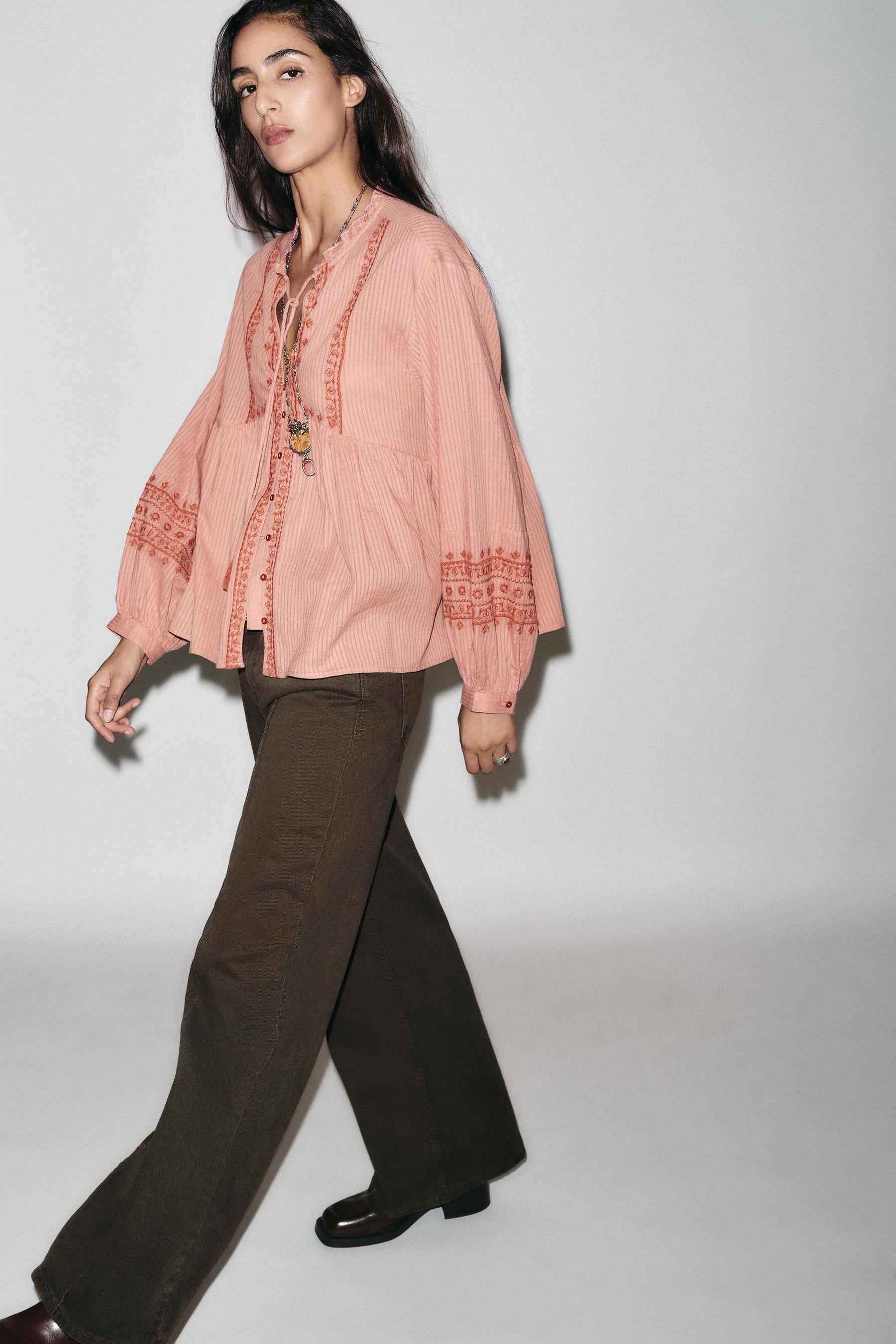 Bestickte Kontrastbluse