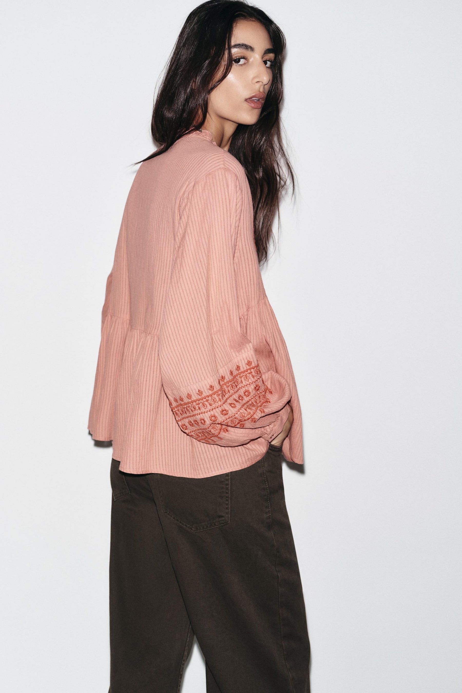 Bestickte Kontrastbluse