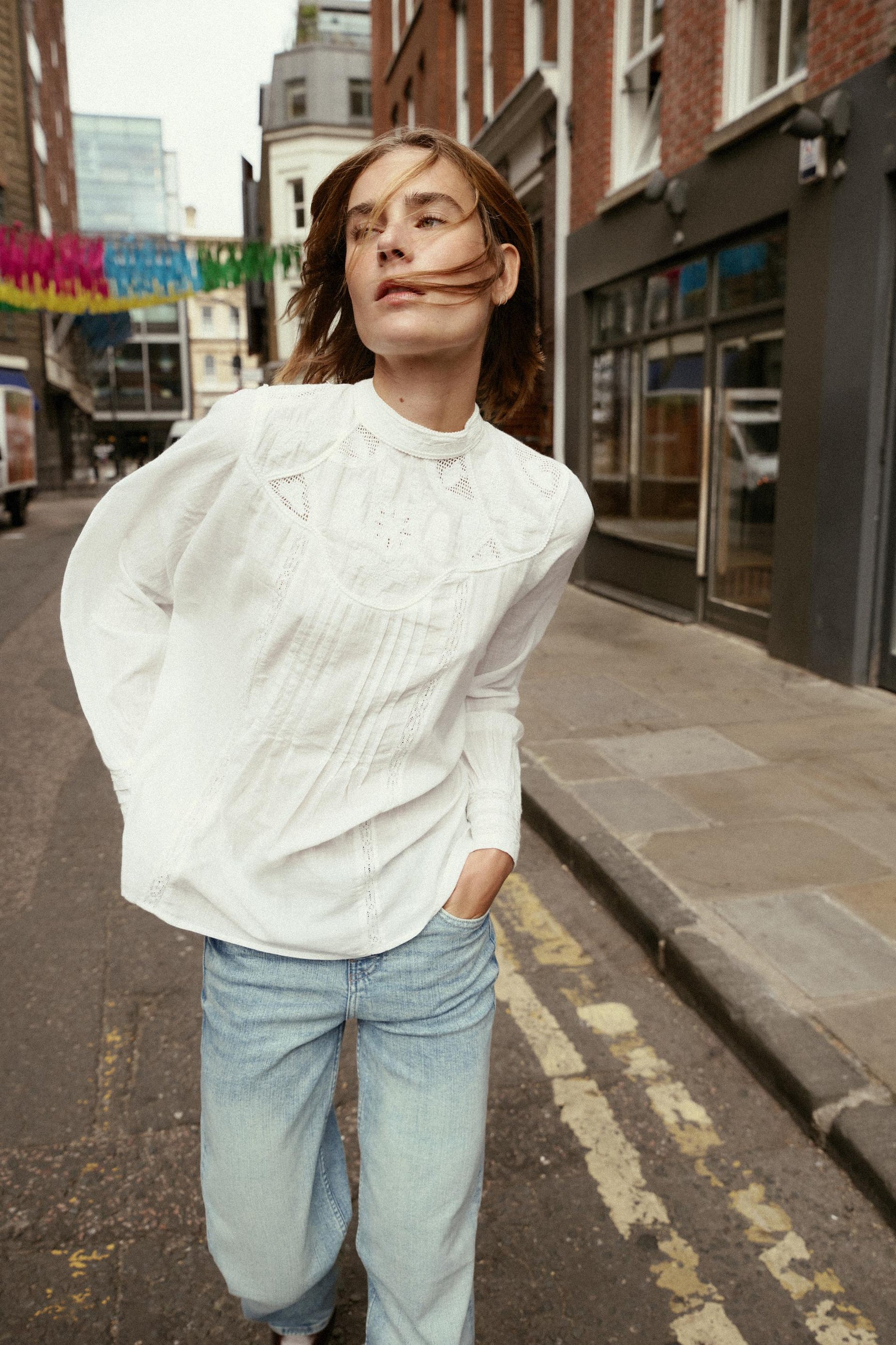 BLUSE MIT BLUMENSTICKUNG