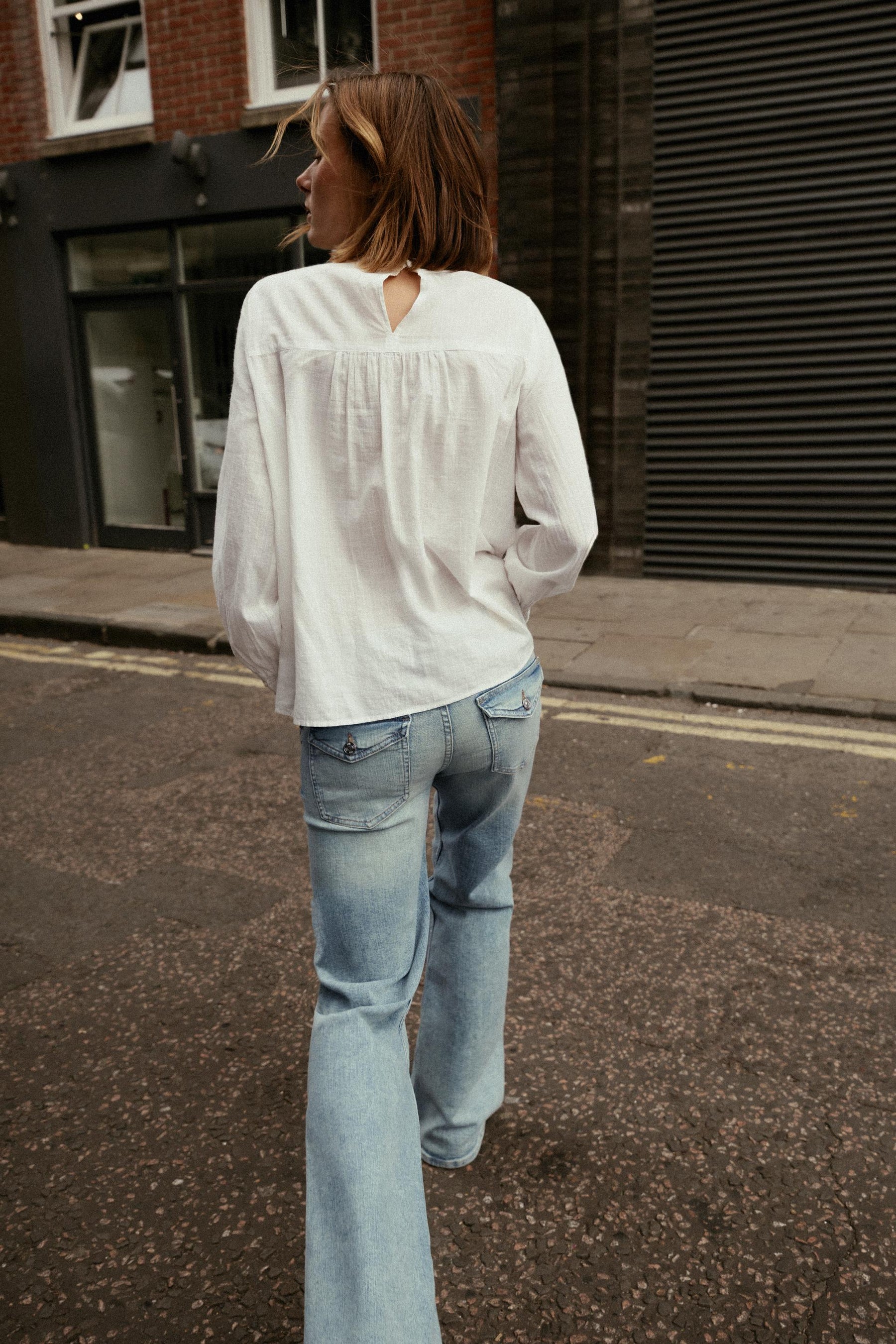 BLUSE MIT BLUMENSTICKUNG