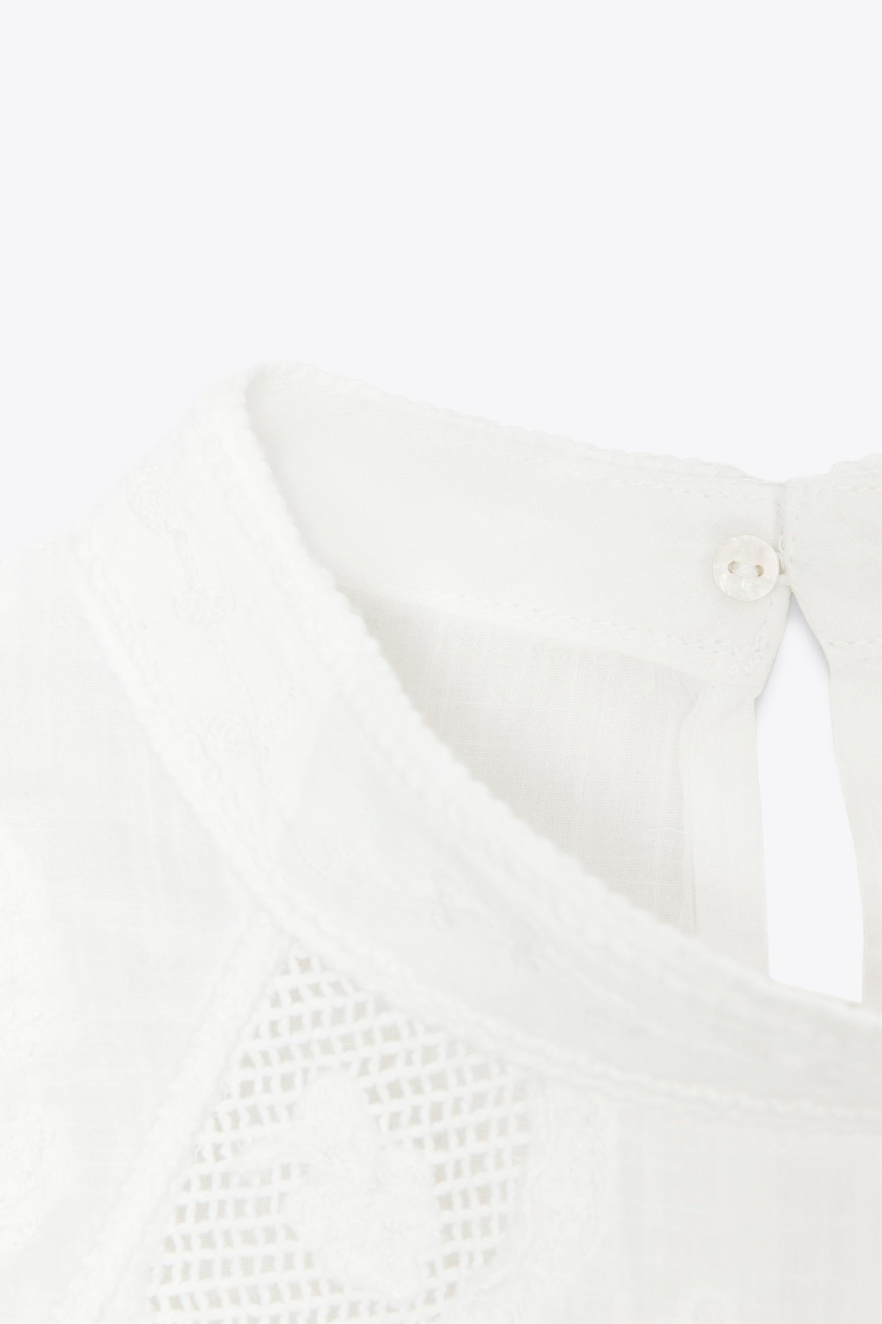 BLUSE MIT BLUMENSTICKUNG