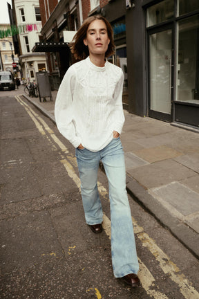 BLUSE MIT BLUMENSTICKUNG