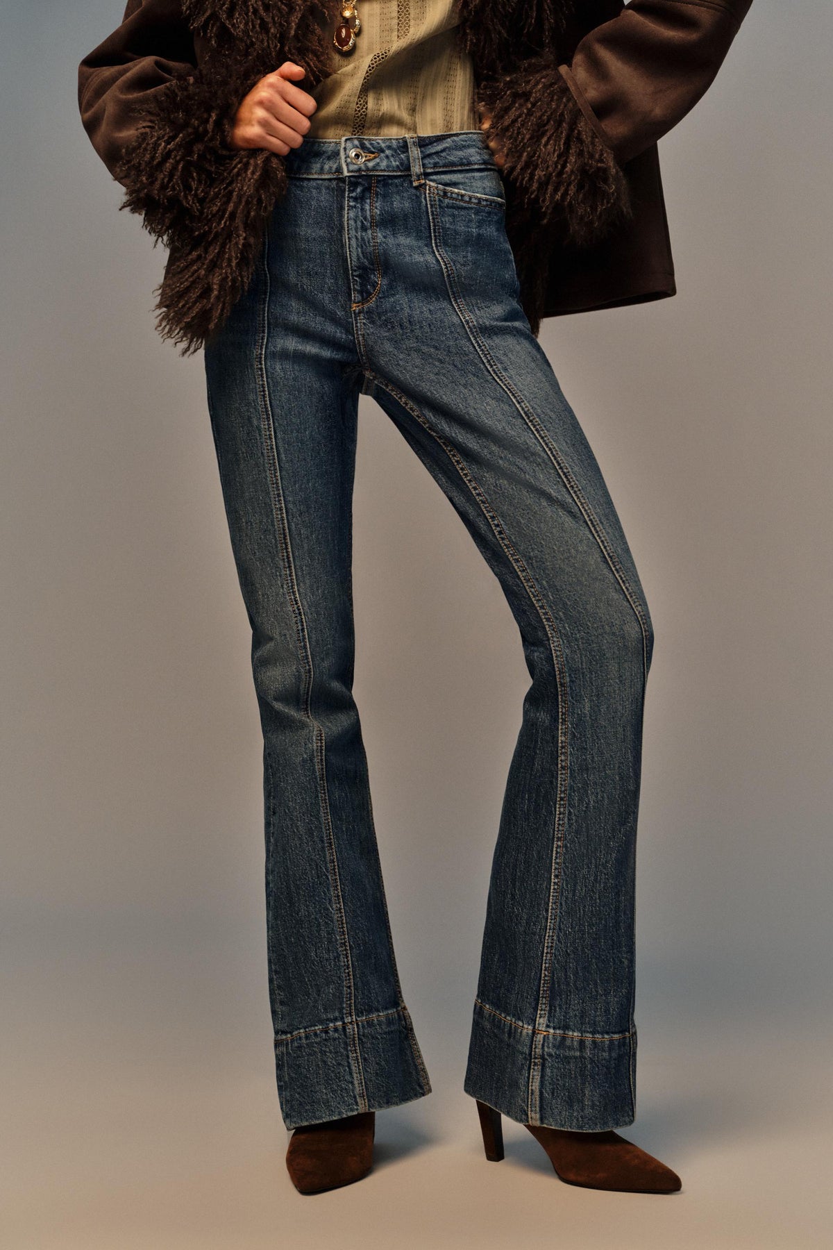 Jeans mit ausgestellter Naht und mittelhohem Bund