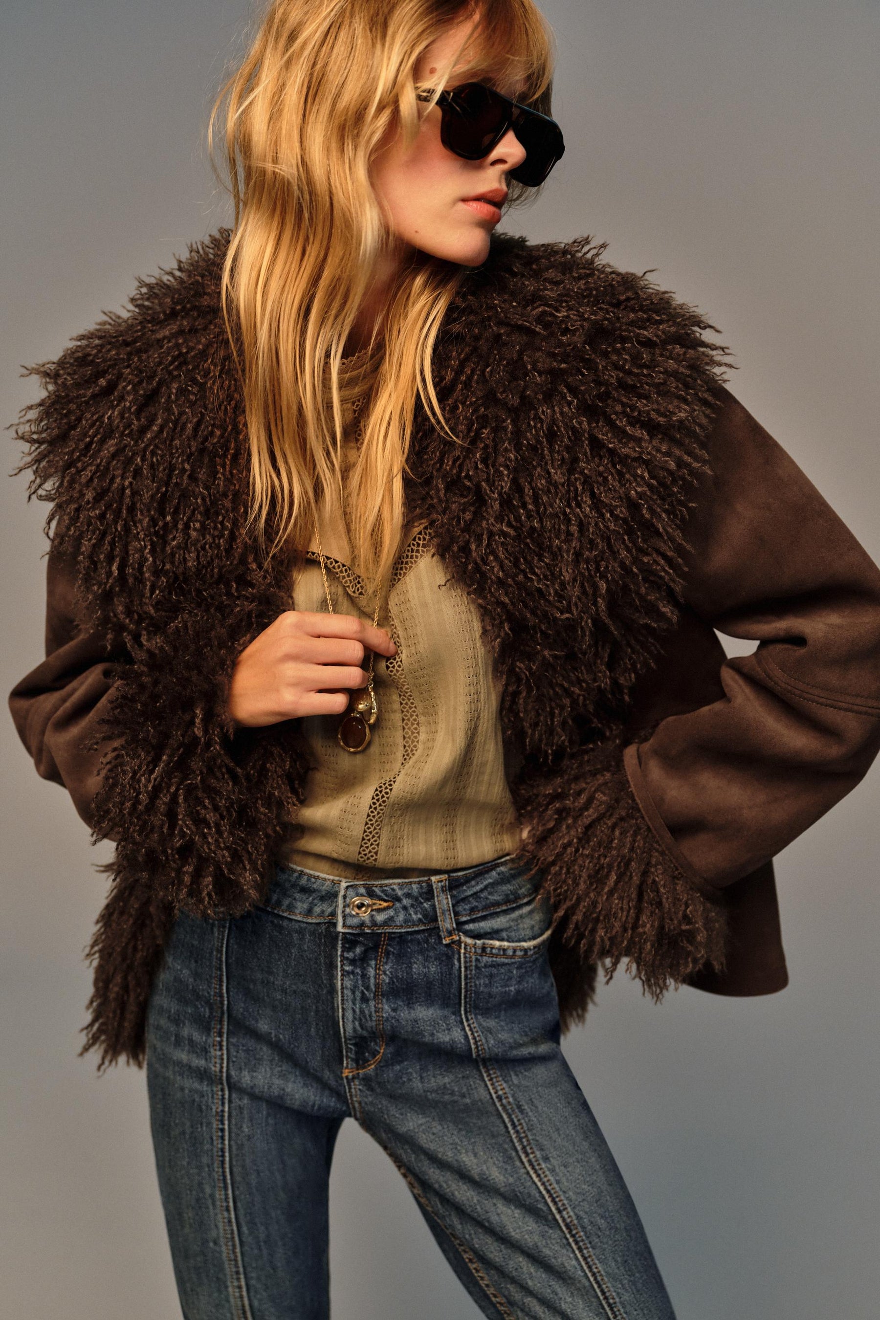 Jeans mit ausgestellter Naht und mittelhohem Bund