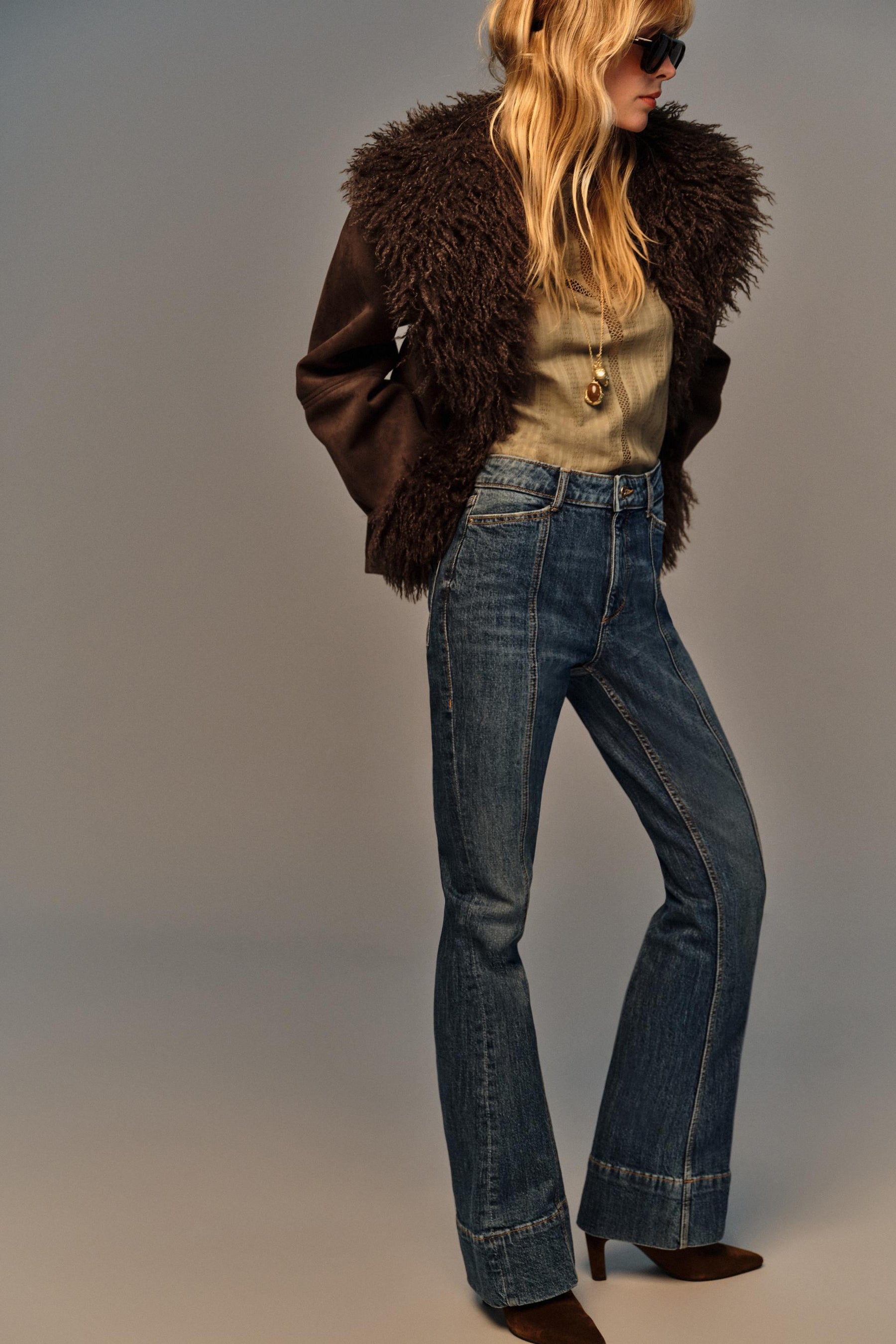 Jeans mit ausgestellter Naht und mittelhohem Bund