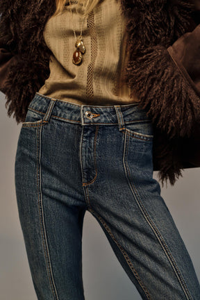 Jeans mit ausgestellter Naht und mittelhohem Bund