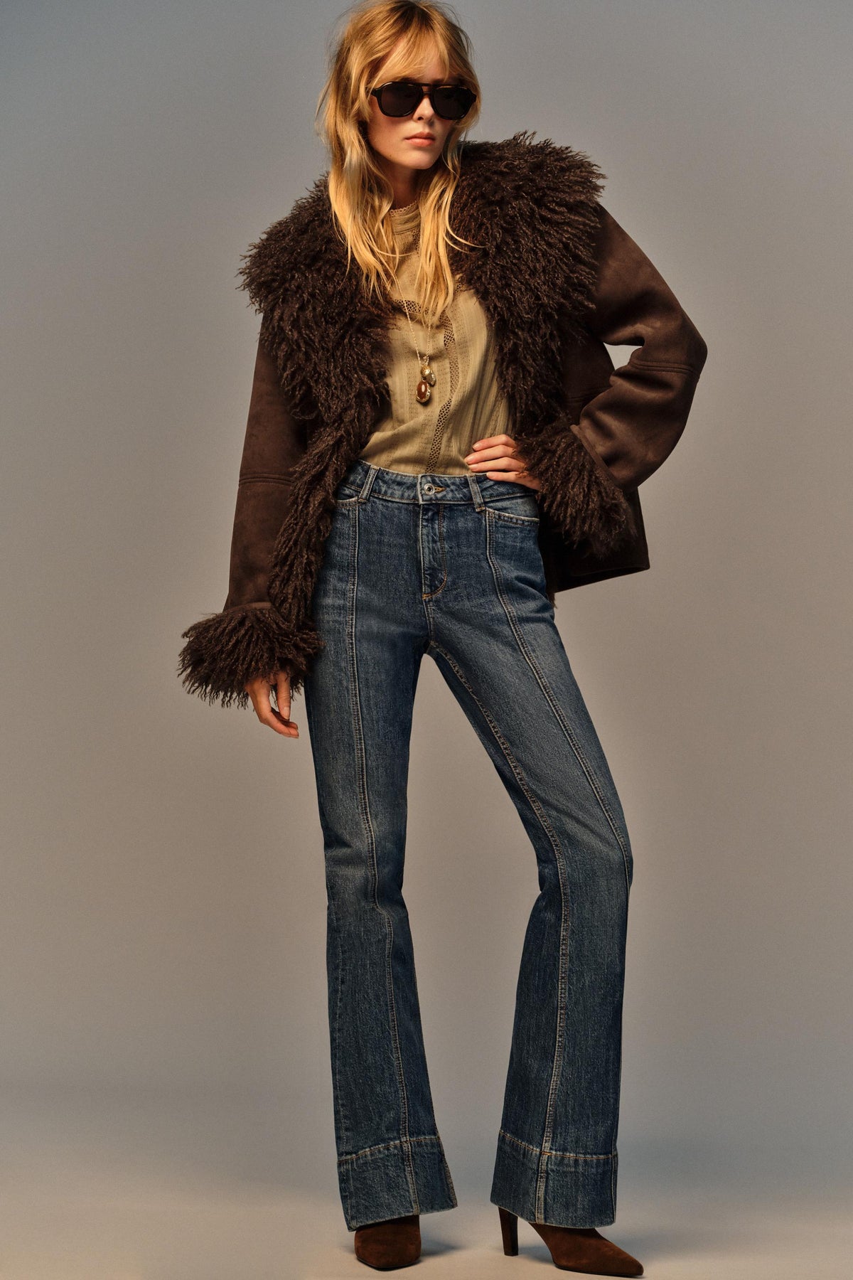 Jeans mit ausgestellter Naht und mittelhohem Bund